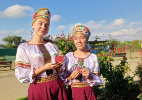 Нынче праздник у нас - Яблочный Спас Нынче праздник у нас - Яблочный Спас.